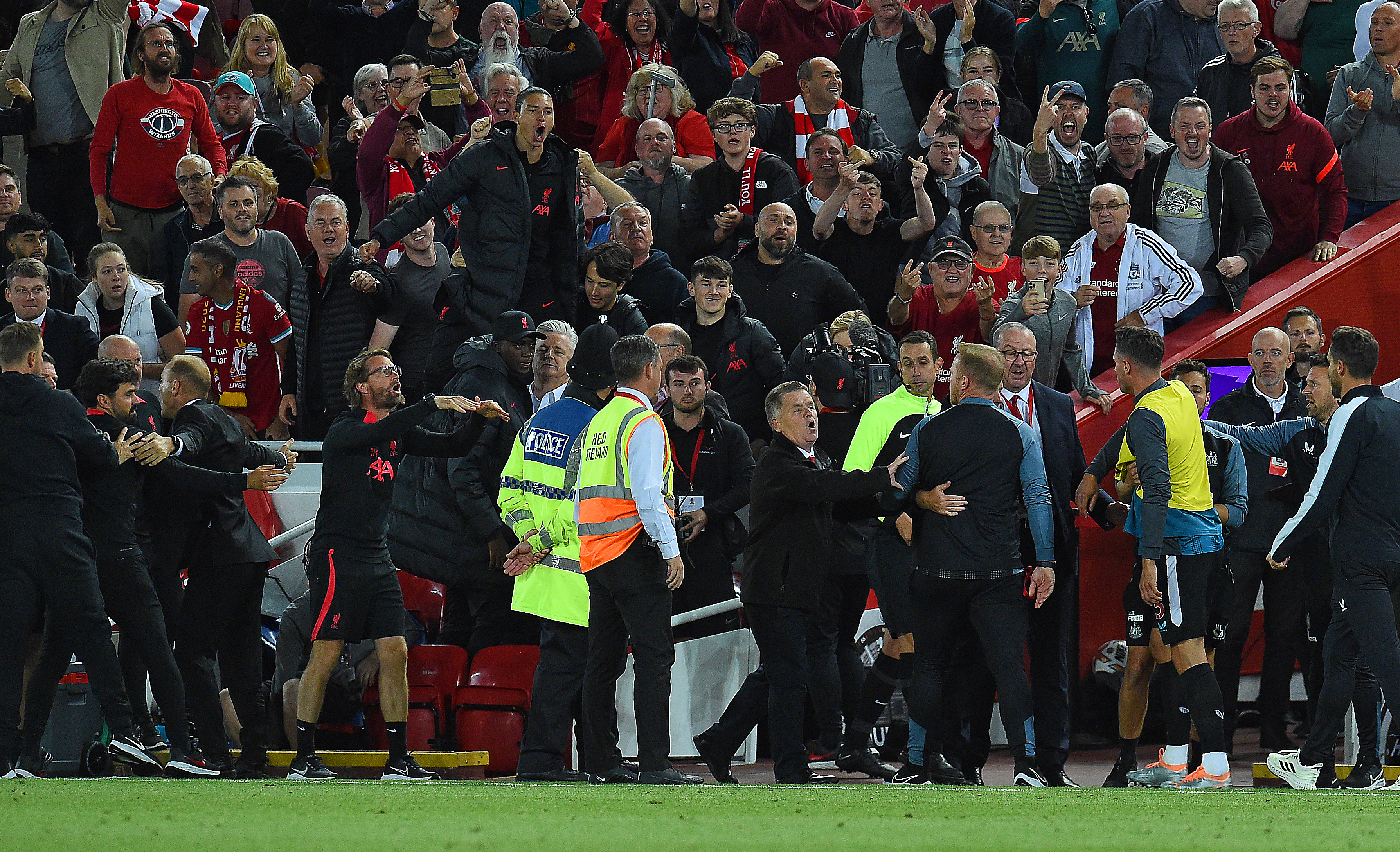 Cook: Staff di supporto di Newcastle e Liverpool in subbuglio dopo il gol della vittoria di Carvalho.  In sottofondo, Nunez grida alcune parole scelte con cura.